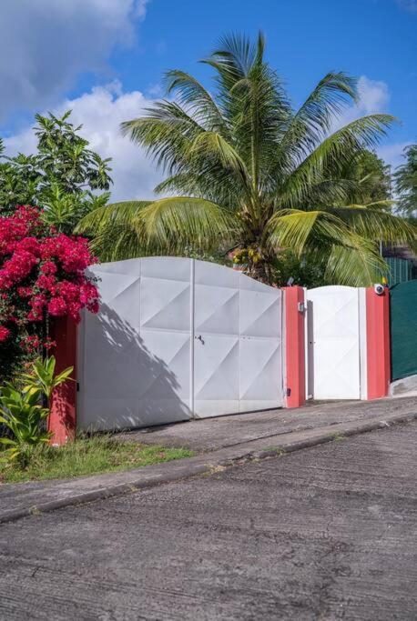 Spacieuse Villa Corossol Avec Piscine Et Jeux Exterieurs Le Gosier  Zewnętrze zdjęcie